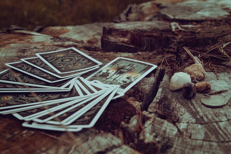 Cartes de tarot évoquant les thèmes de 2026